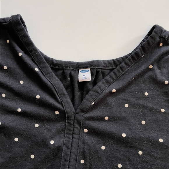 Old Navy Short Sleeve V-Neck Flutter Sleeve Top in Black with White Polka Dots - Picture 4 of 5
